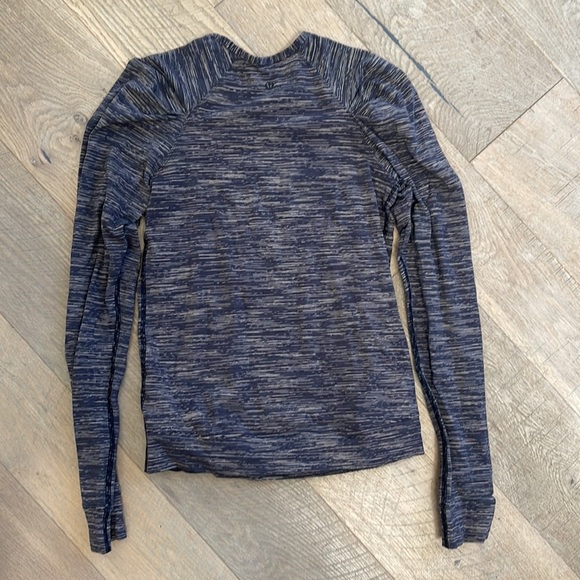 Grey Lululemon Puff Sleeve top- size 6 - Picture 2 of 2